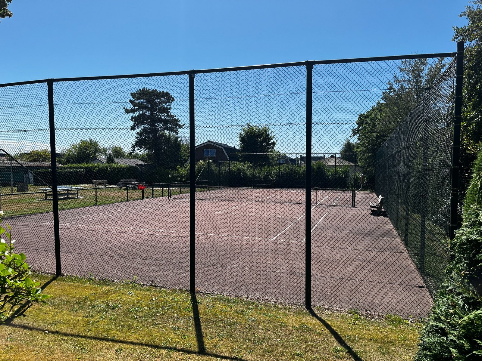 Tennisbaan op het park
